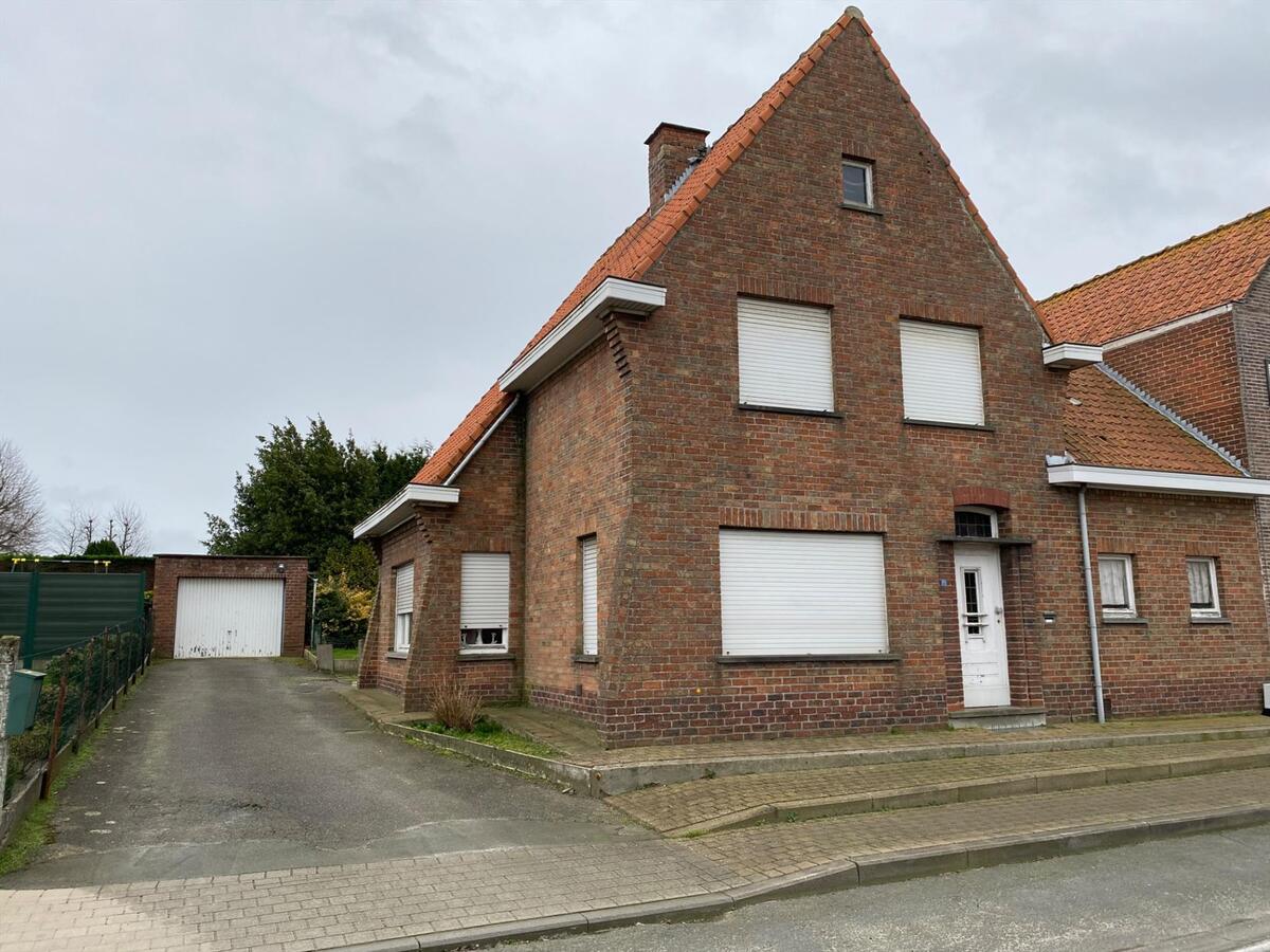 Te renoveren woning met 3 slaapkamers tuin en garage te Torhout 