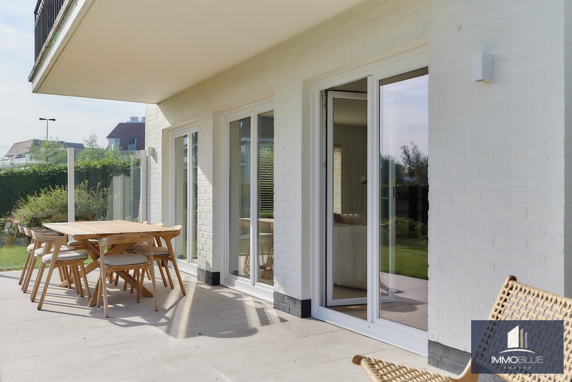 Uitzonderlijk hoekappartement met een zuid gerichte tuin gelegen in een villaresidentie in het Zoute. 