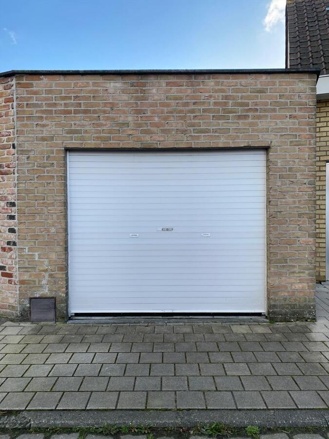 Woning met 2 slaapkamers en garage te Roeselare 