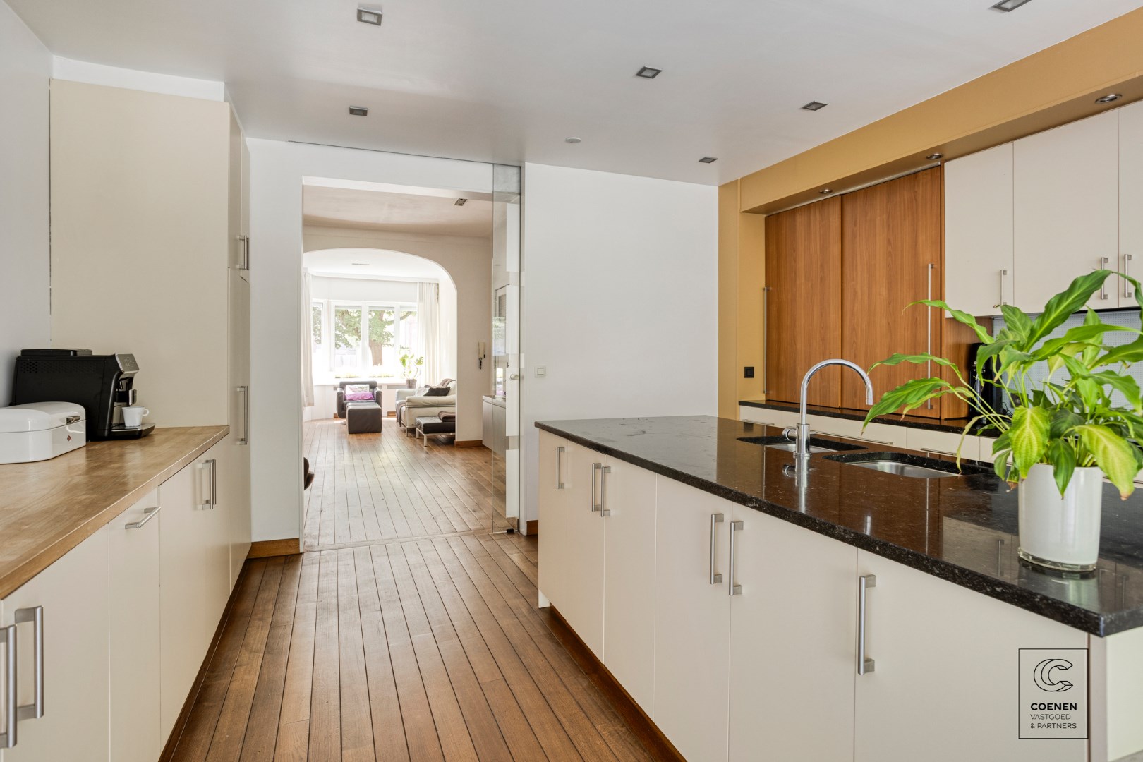 Instapklaar herenhuis van 241 m&#178; met drie slaapkamers, gelegen in Mortsel! 