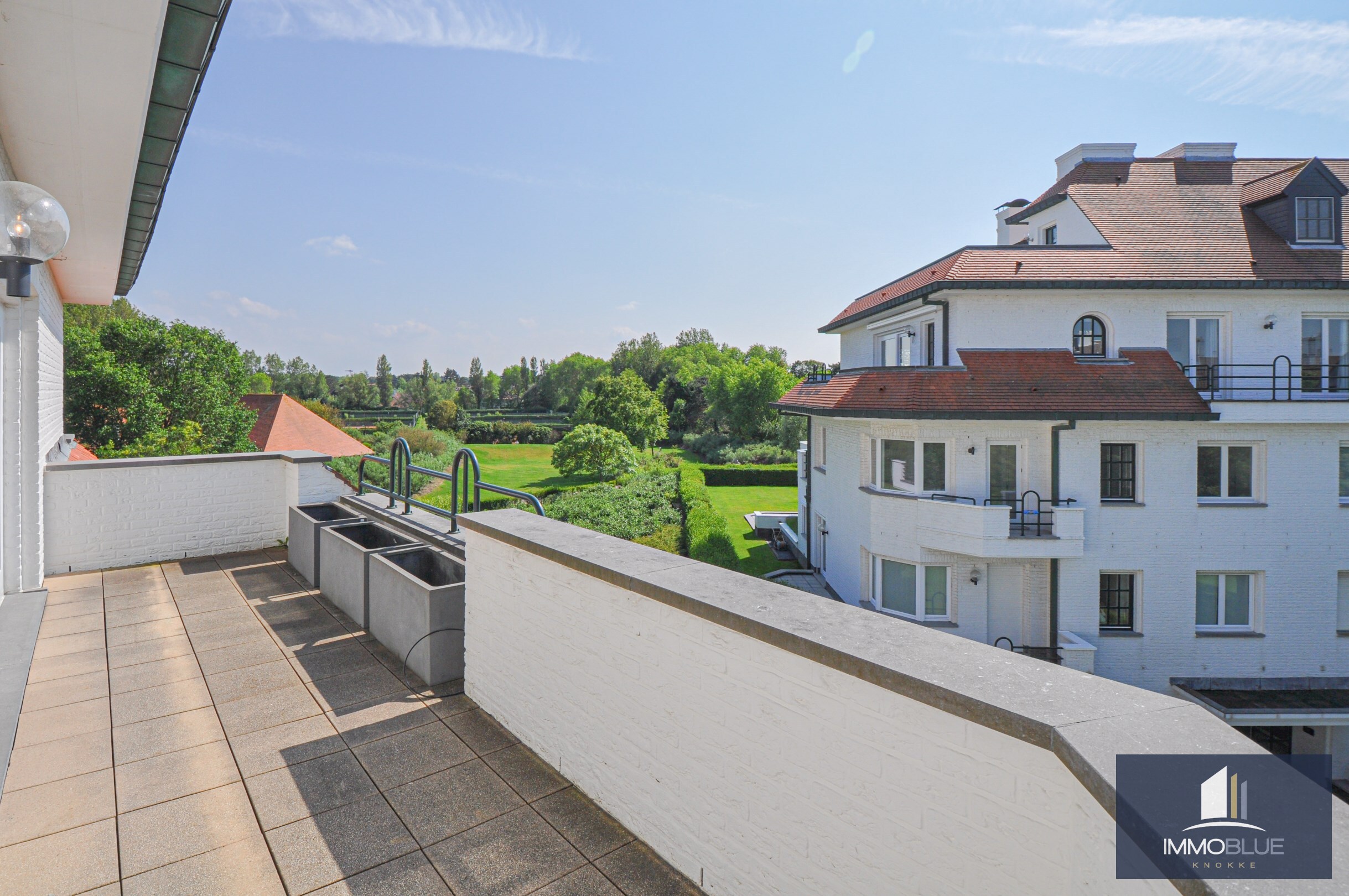 Subliem hoekappartement met ruime terrassen gelegen in het prestigieuze domein Tennis Garden. 
