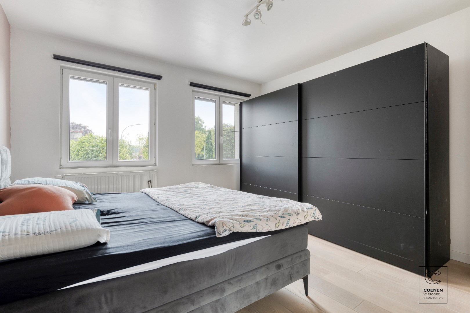 Prachtige woning van 200 m&#178; met vier slaapkamers op een uitstekende locatie te Schoten! 