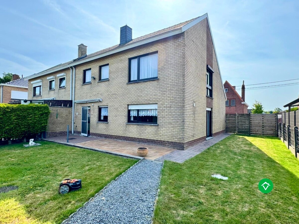 Gezinswoning met 3 slaapkamers en inpandige garage te koop in de Mokker (Koekelare) 