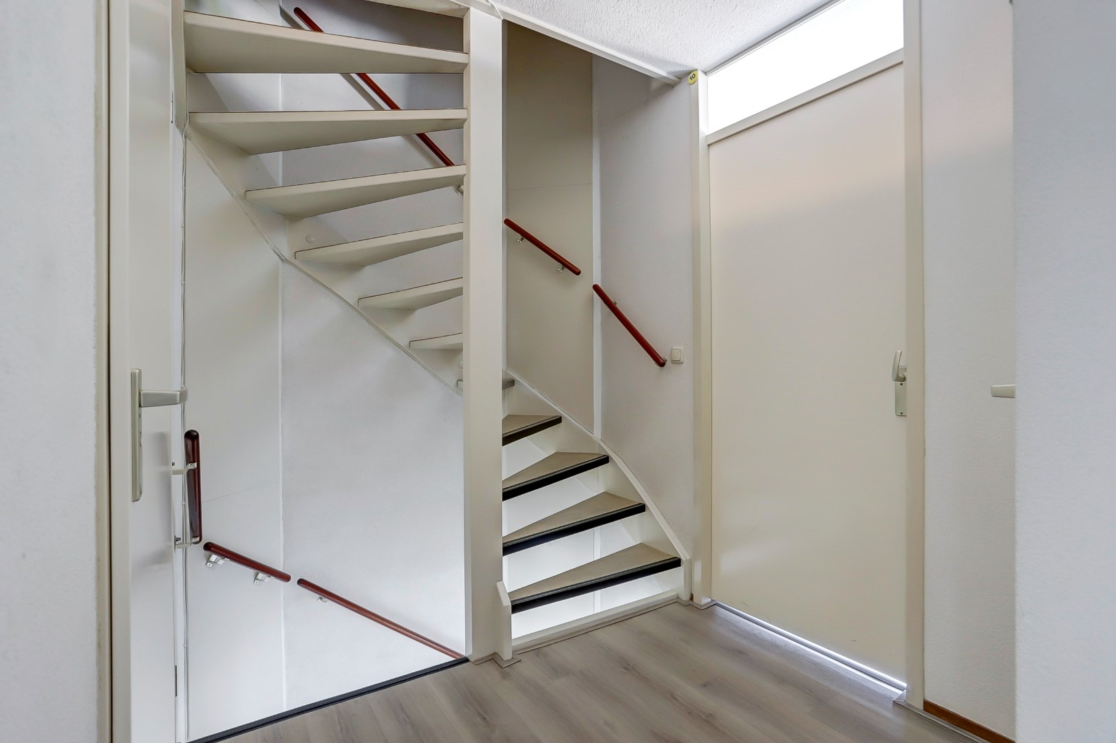 Licht, ruimte en luxe onder &#233;&#233;n dak – ideaal gezinshuis met 3 slaapkamers, moderne keuken, balkon en zonovergoten dakterras! 