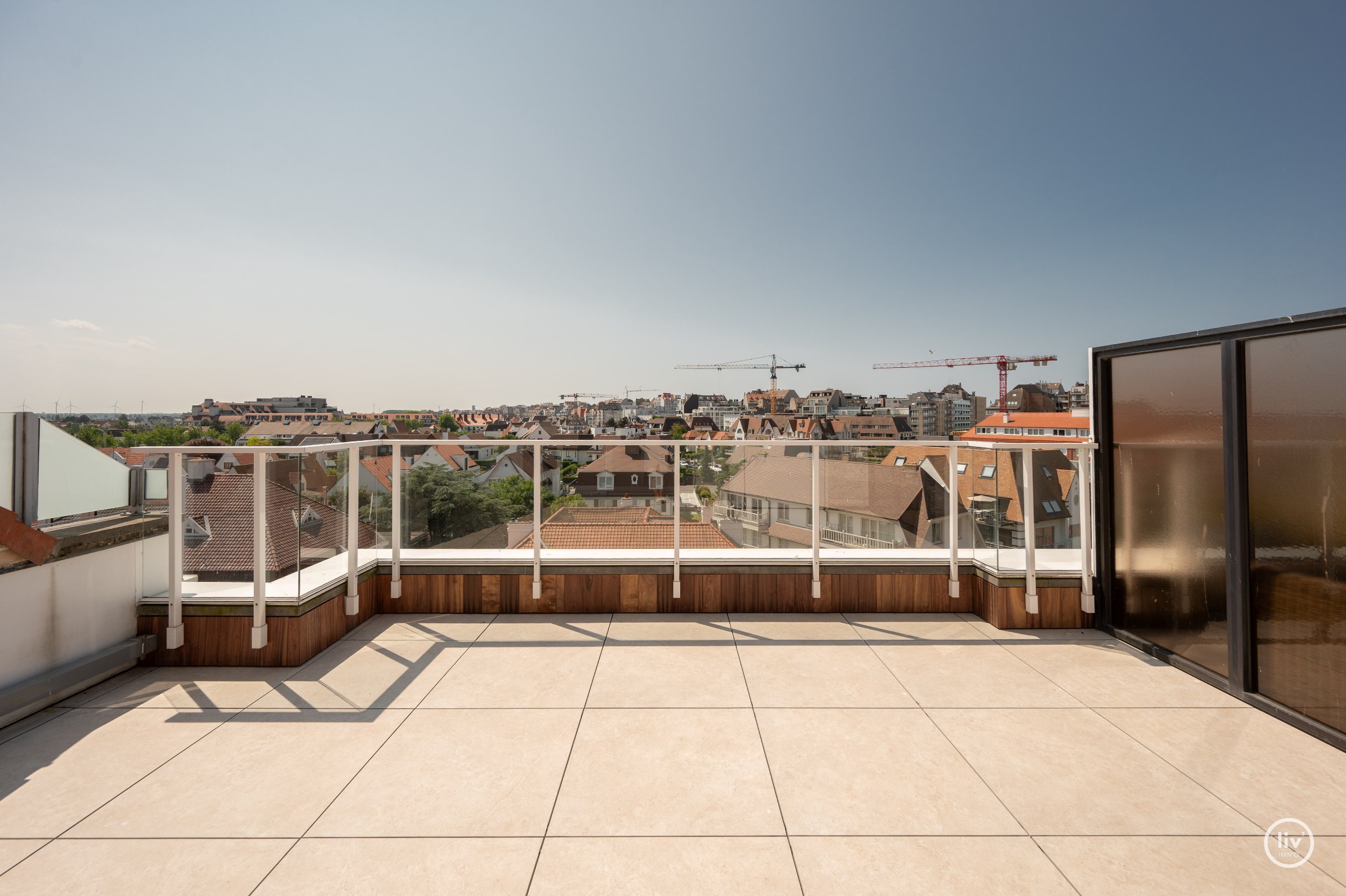 Prachtig instapklaar duplex-appartement met zonnige terrassen genietend van een open zicht en tevens zeezicht (Mogelijkheid tot aankoop van een inpandige garagebox). 
