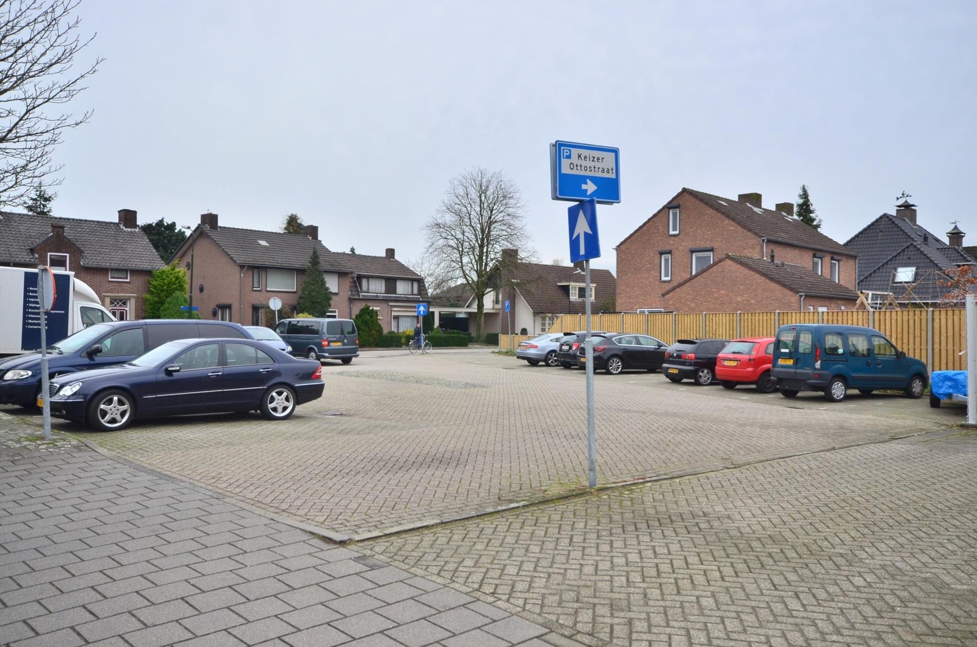 Winkel- / praktijk- / kantoorruimte aan drukke weg in het centrum. Volop gratis parkeerplaatsen in de directe omgeving. 