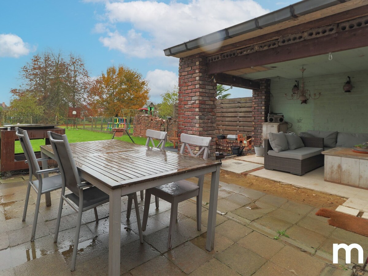 Halfopen bebouwing met grote tuin, garage  en 3 slaapkamers ! 