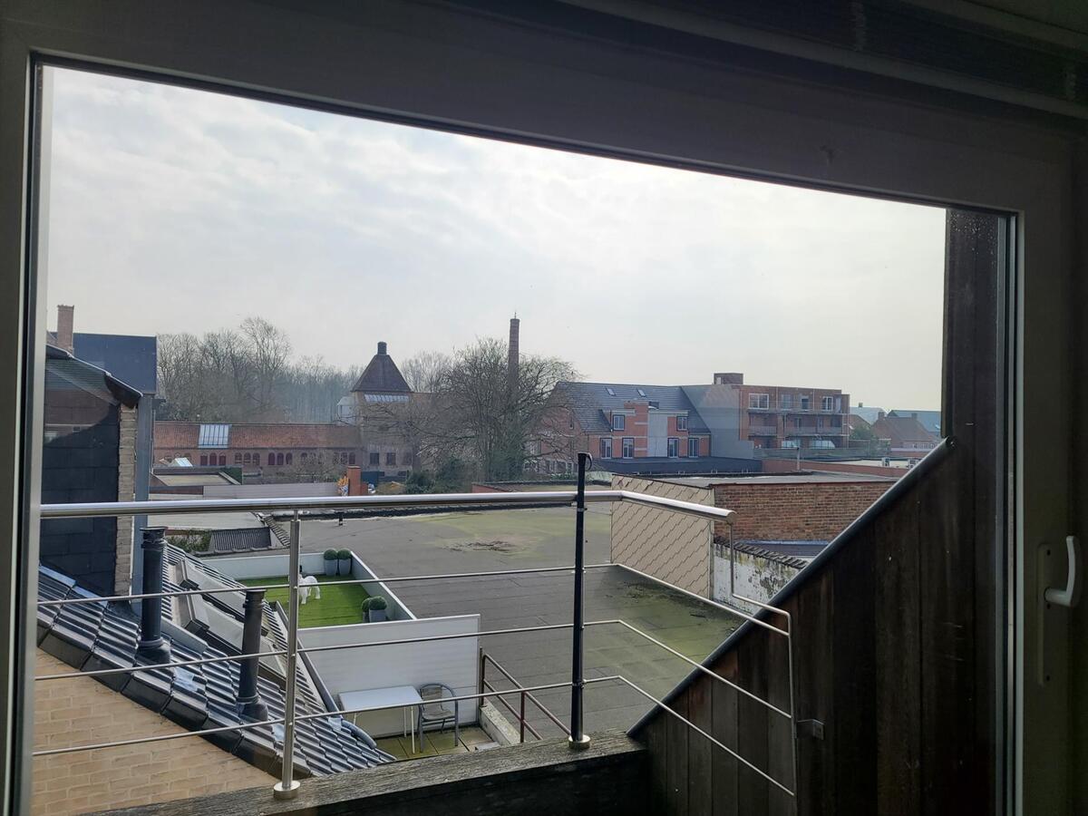 Gedeeltelijke bemeubelde loft met 2 slaapkamers in centrum Koekelare 