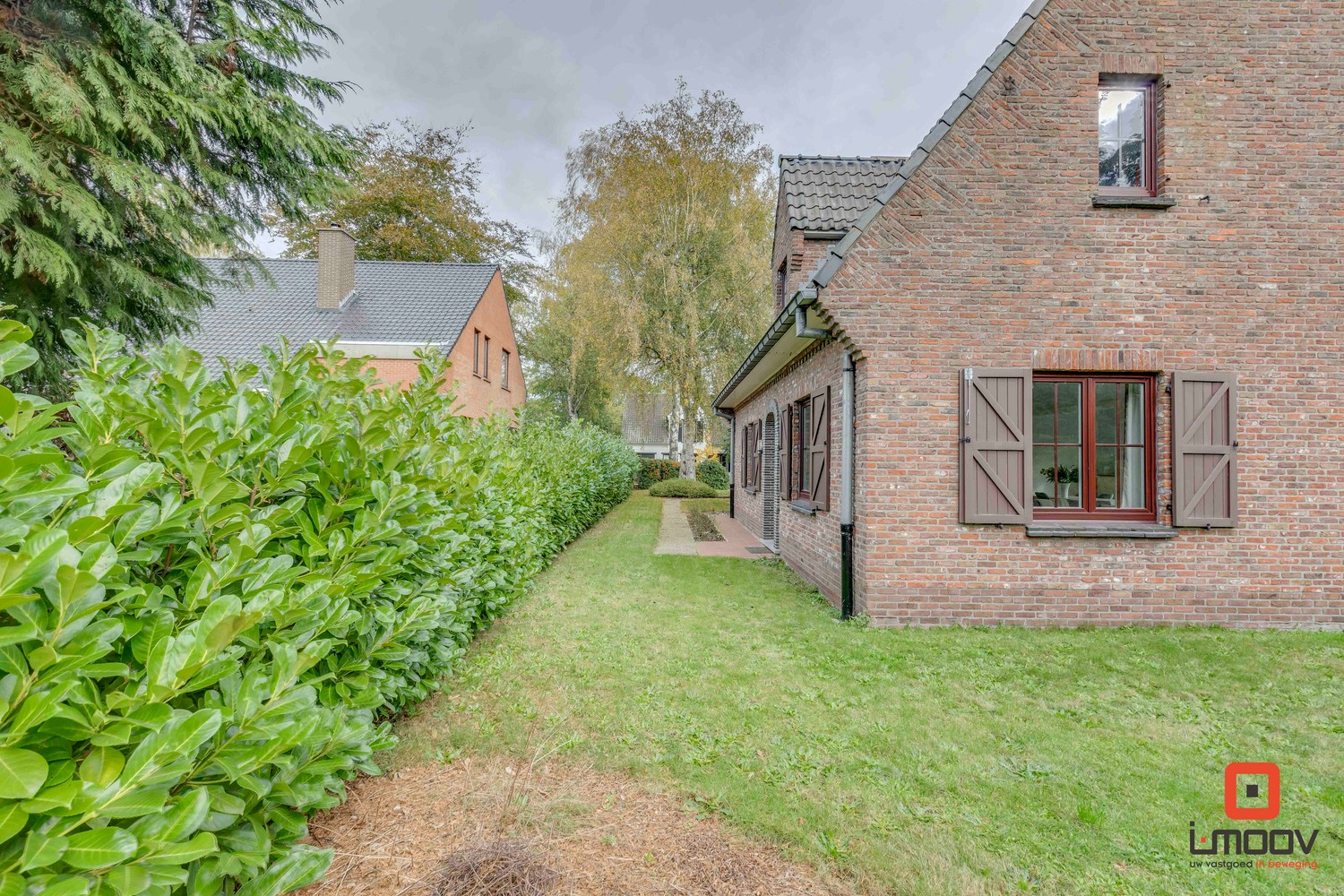 Villa met 4 slaapkamers en 2 inpandige garages 