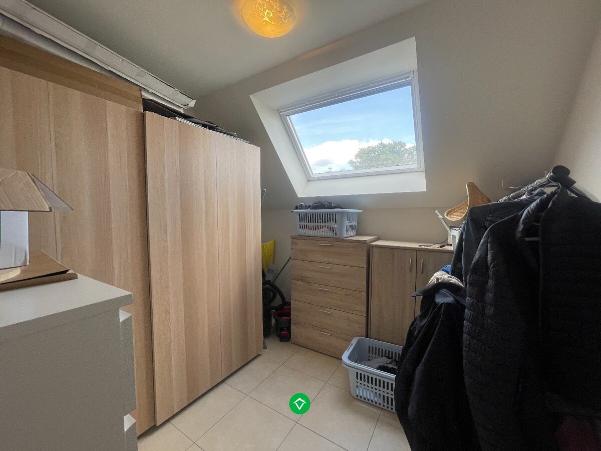 Ruim, lichtrijk appartement met 2 slaapkamers en autostandplaats te Roeselare 