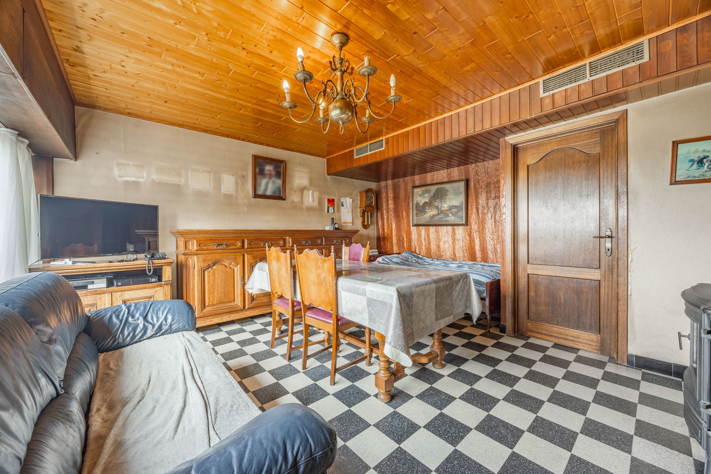 TE RENOVEREN WONING MET GARAGE 