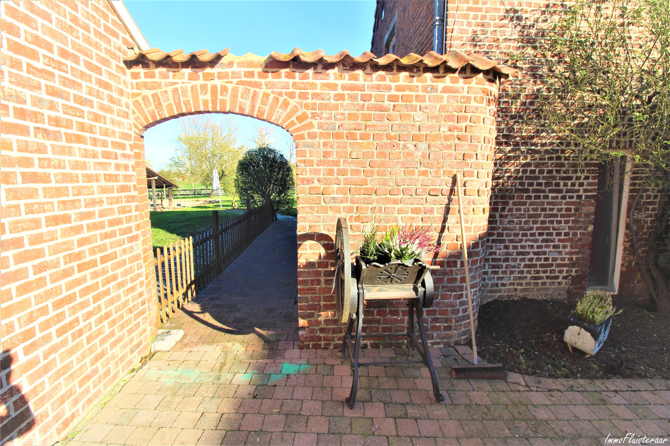 IN OPTIE - Hoevewoning met bijgebouwen en weiland op ca. 1ha te Tollembeek/Galmaarden (Vlaams-Brabant) 