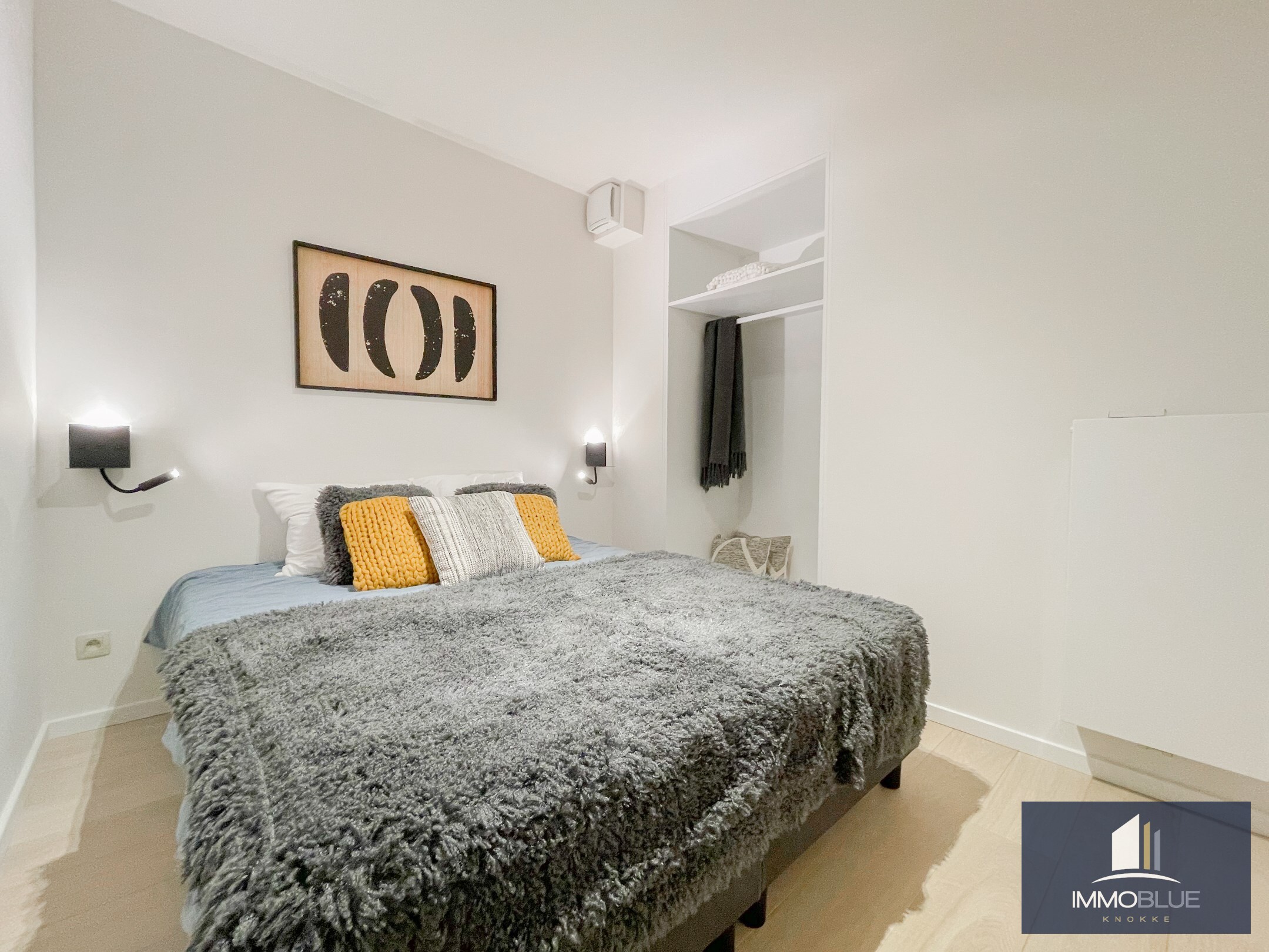 Volledig gerenoveerd lichtrijk appartement met een mooi zijdelings zeezicht, gelegen nabij het Driehoeksplein. 
