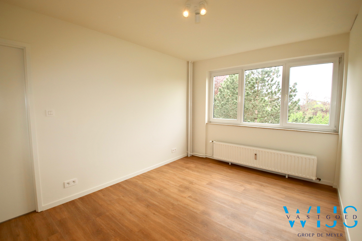 Gerenoveerd 2 slaapkamerappartement met garage te Evergem! 