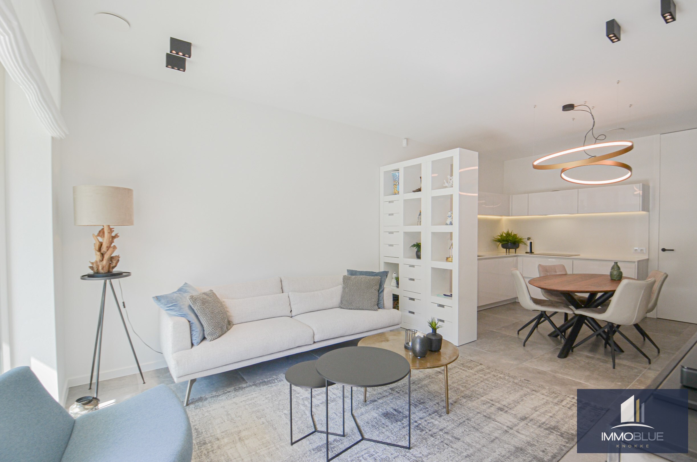 Subliem, luxueus tuinappartement met dubbele garage, rustig gelegen in een standingvolle residentie. 