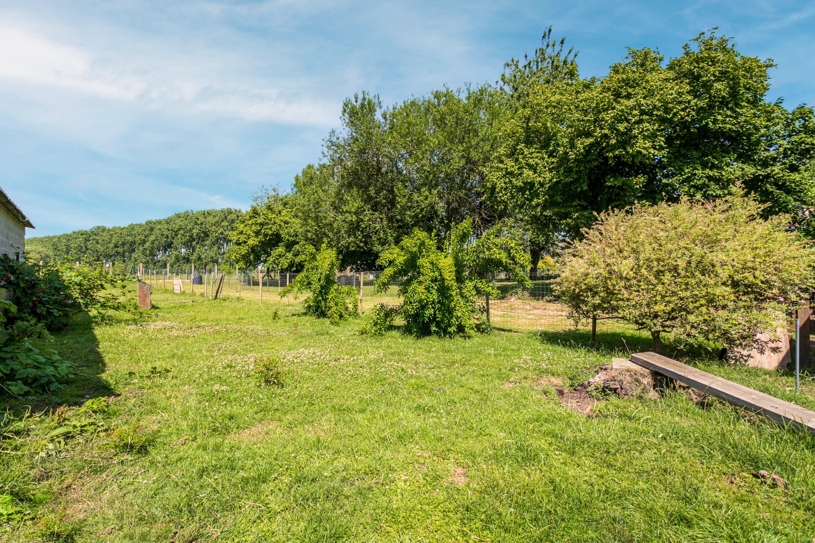 Ruime kangoeroewoning met 6 slpks, 2bdks, 2 garages en tuin te Oetingen 