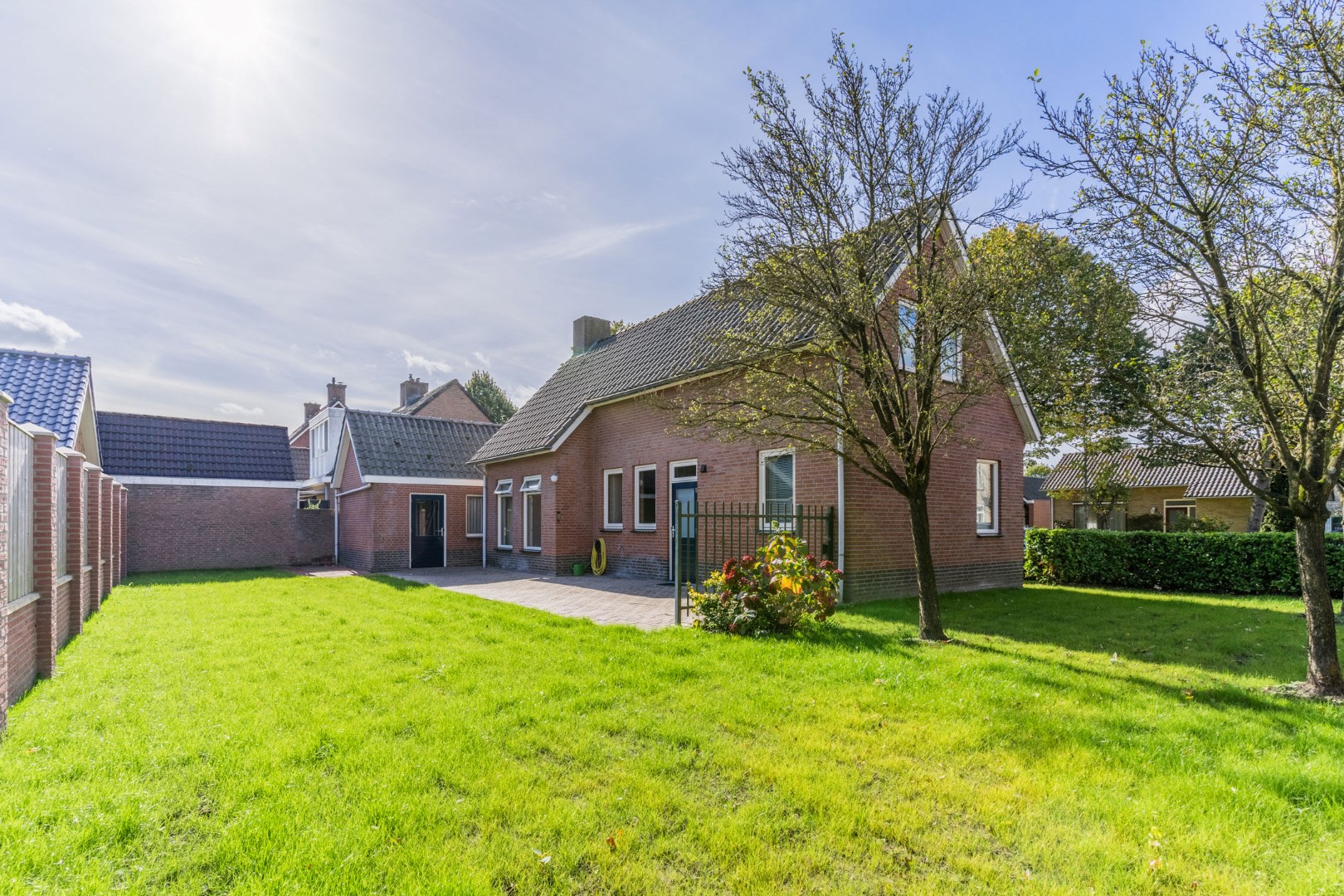 Vrijstaande woning met vrijstaande garage en tuin. Levensloopbestendig. Energielabel C. 