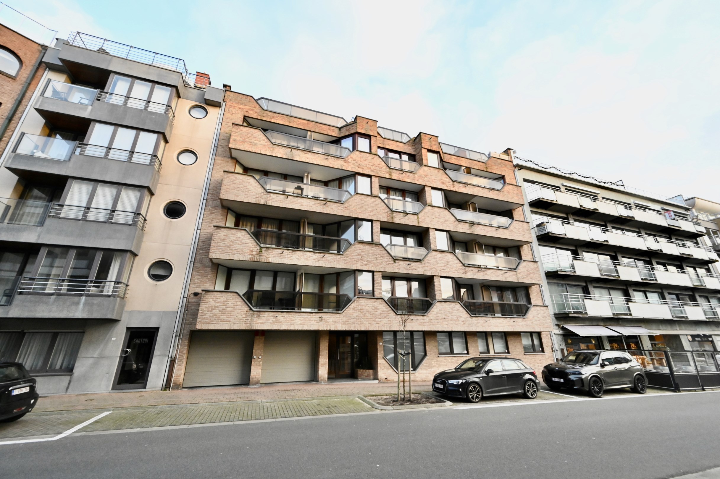 Integraal gerenoveerd dak-appartement met zonne-terrassen op 20 meter wandelafstand van de zeedijk-Albertstrand. 