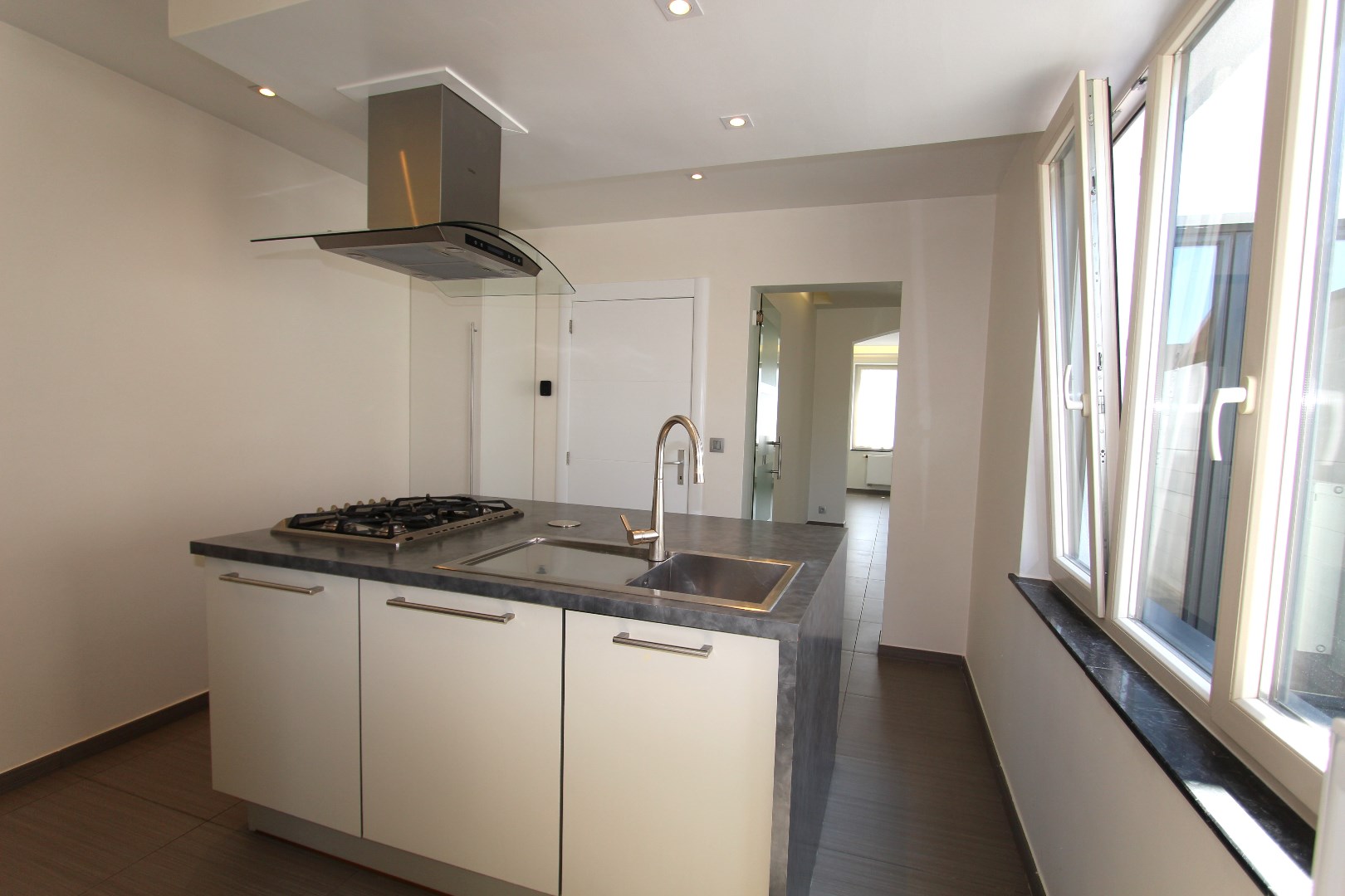 MOOI VERNIEUWDE WONING MET TUIN 