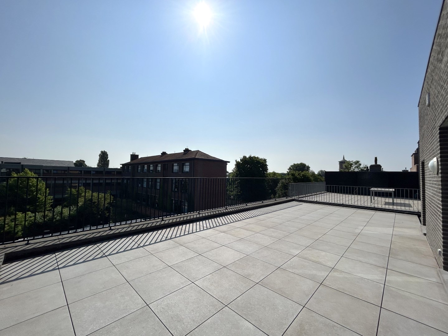 Bemeubeld dakappartement met 1-2 slpk. en uitzonderlijk terras in Geel-centrum 