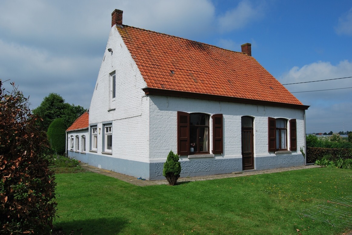 Te renoveren hoeve met stallingen op 9.333m&#178; (+ev. 5ha) te Deinze 