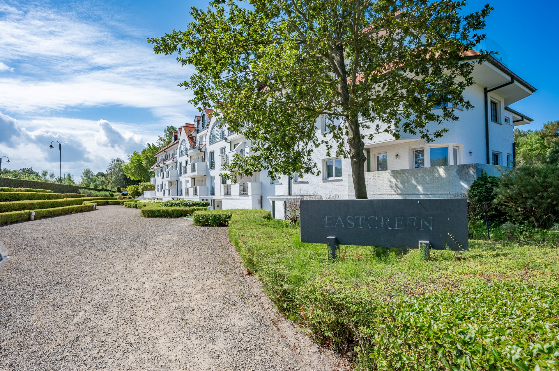 Uitzonderlijk gerenoveerd hoekappartement gelegen in hartje Zoute, in het zeer exclusieve domein &quot;Tennis Gardens&quot; - een priv&#233; park van +/- 5 ha, vlakbij de zee en op wandelafstand van de &quot;Royal Zoute 