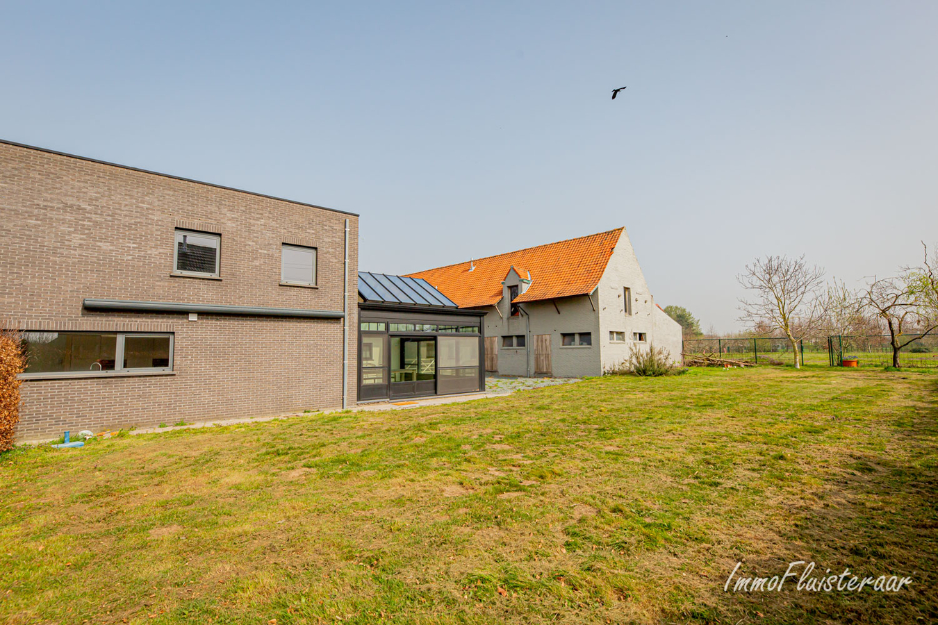 Hedendaagse villa met aanhorigheden op een perceeloppervlakte van 1,6 ha te Belsele 