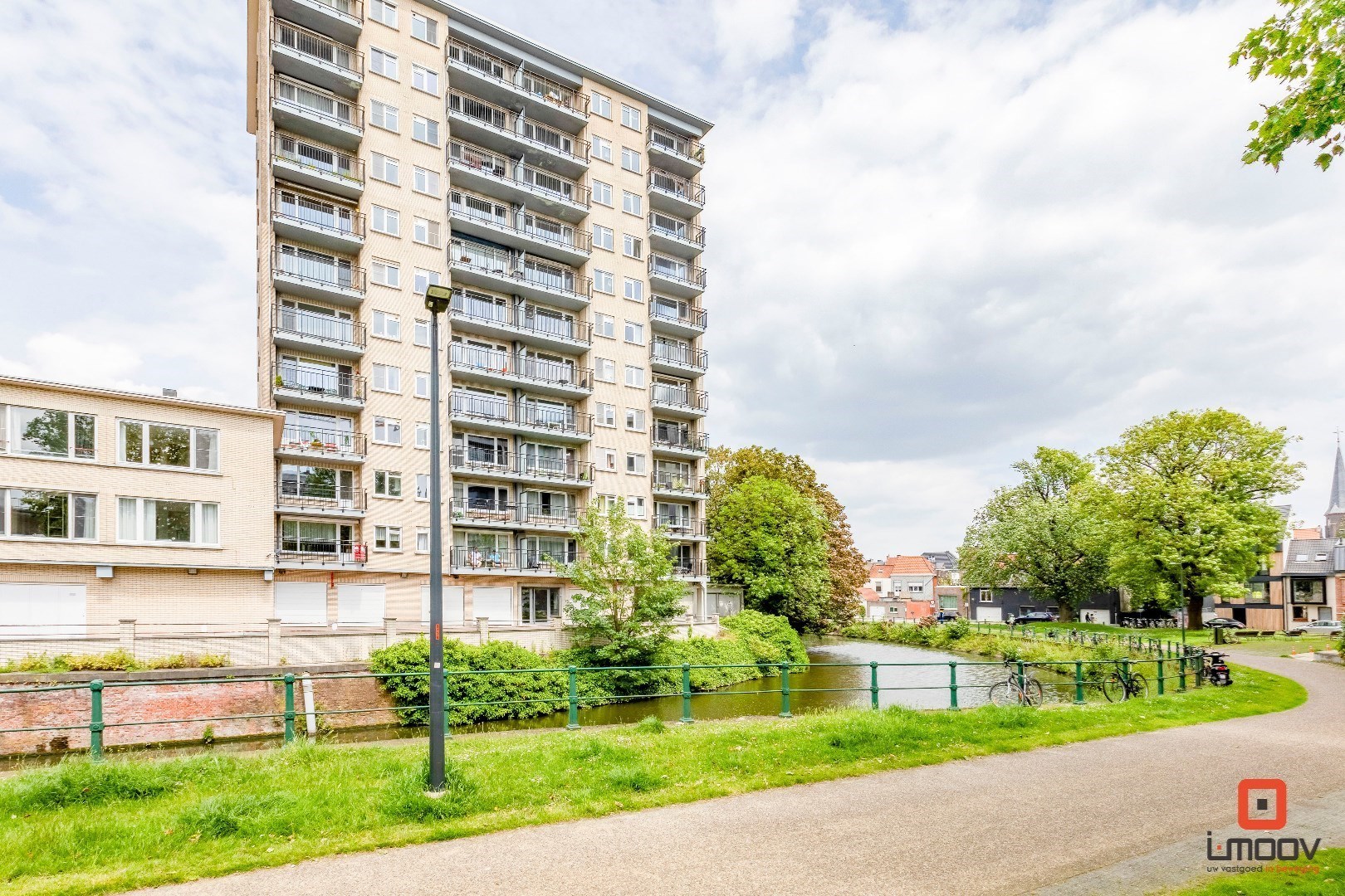 Ruim en lichtrijk drieslaapkamerappartement met prachtig zicht op het water en het groen! 