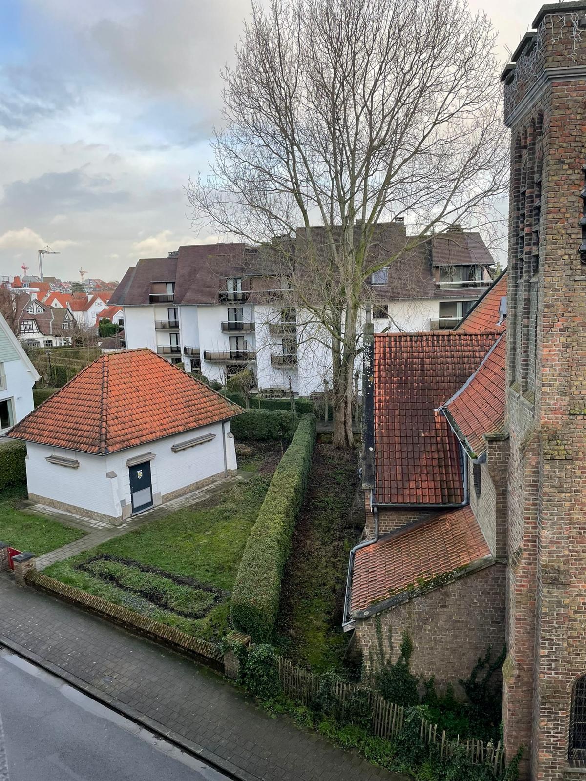 Studio confortable avec vue d&#233;gag&#233;e sur la petite &#233;glise anglicane dans la Zoutelaan. 