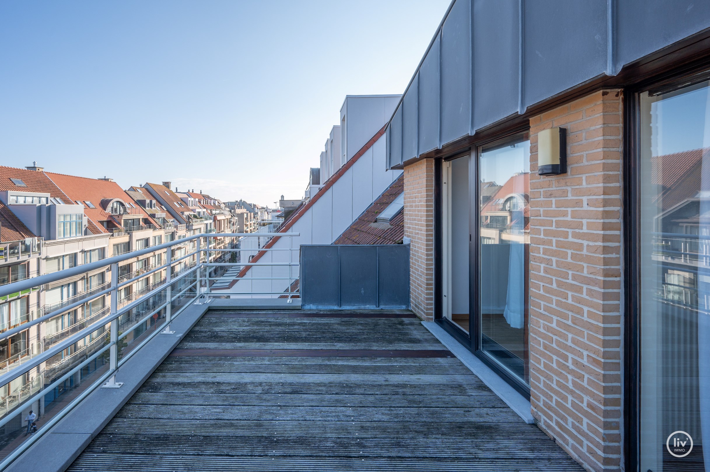 Agr&#233;able duplex rafra&#238;chissant avec de belles terrasses, situ&#233; au centre de l&#39;avenue L&#233;opold &#224; Knokke. 