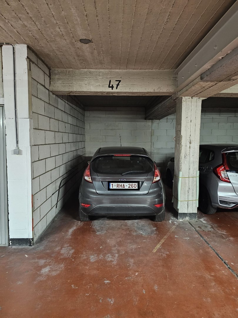 Gunstig gelegen staanplaats in afgesloten private garage 