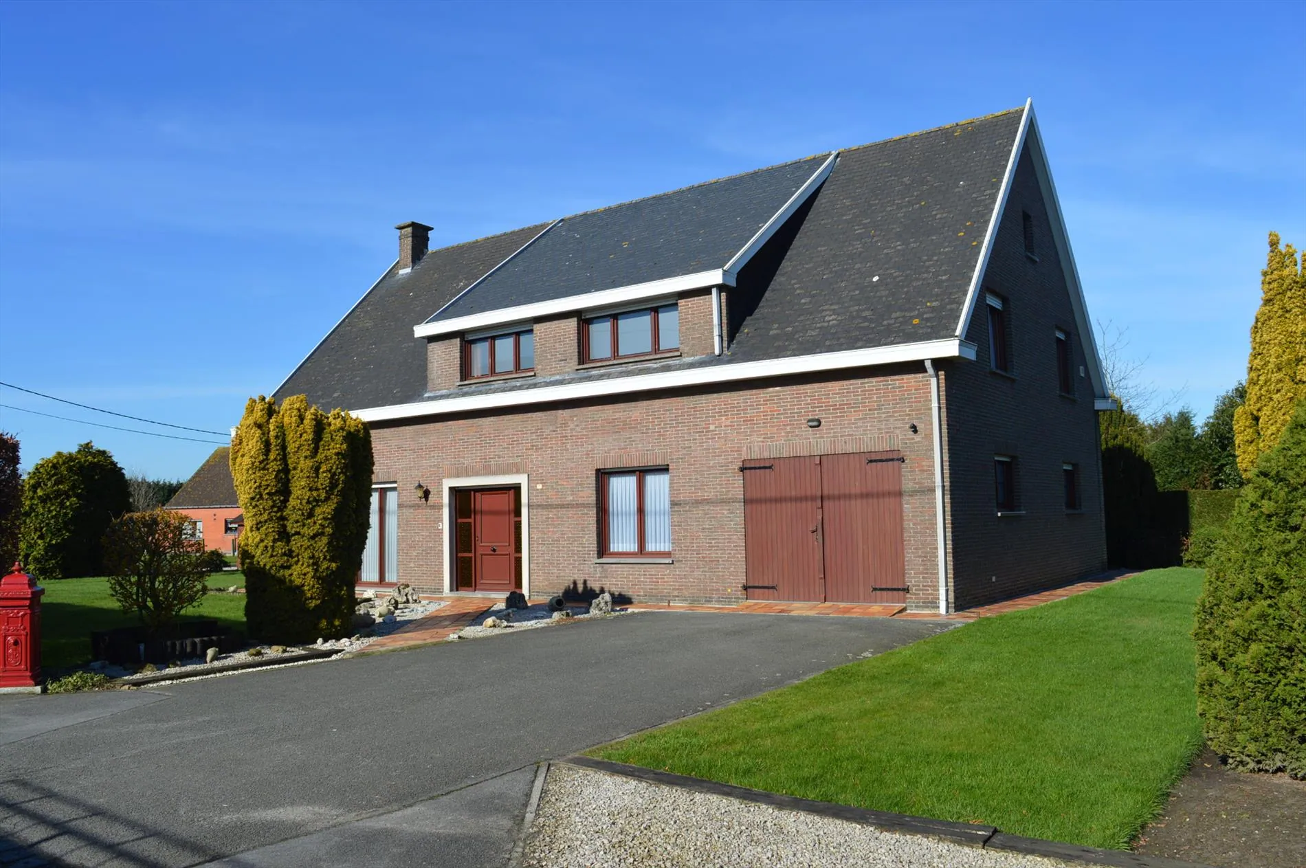 Rustig gelegen alleenstaande woning met 4 slaapkamers te Ichtegem