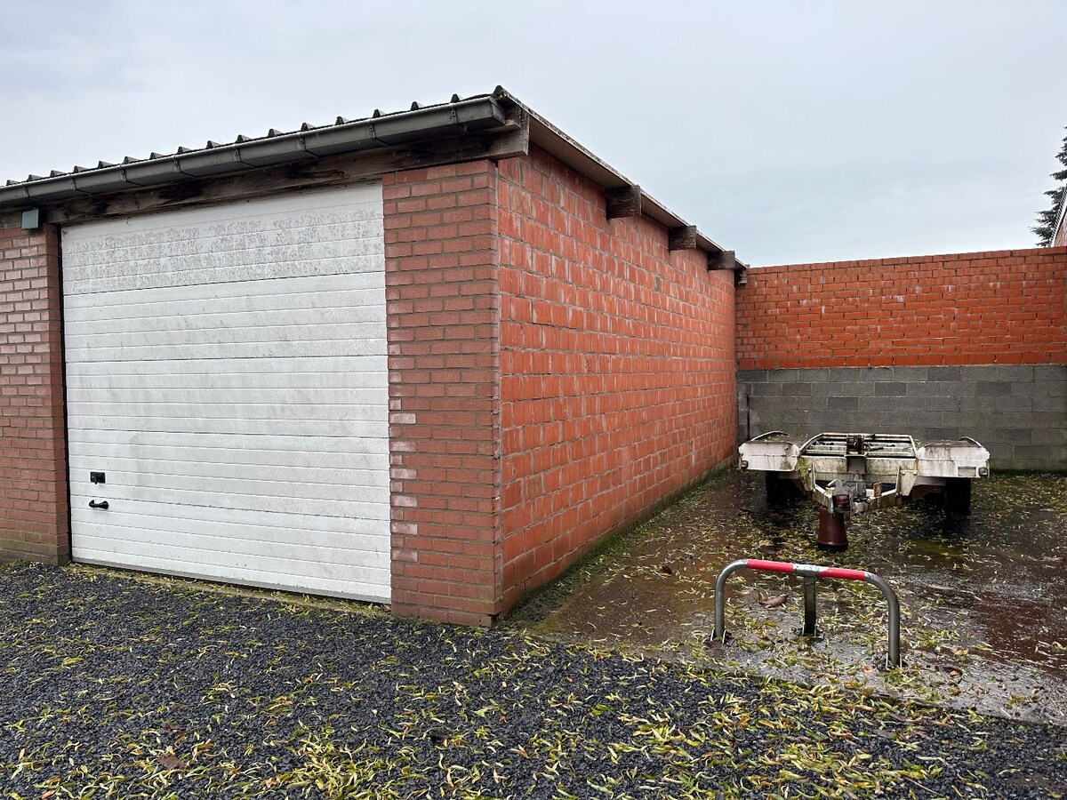 Garage met autostandplaats in centrum Koekelare 