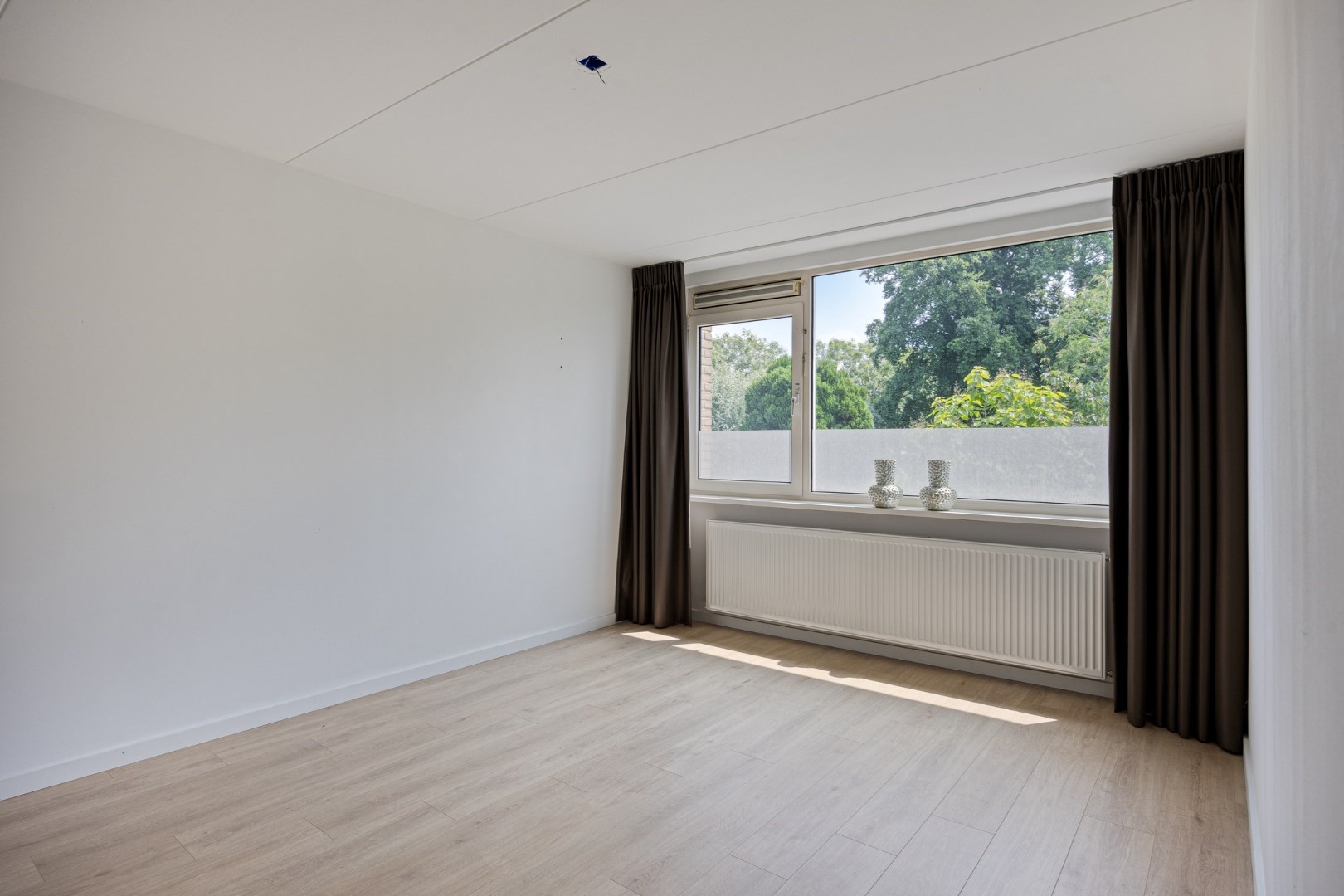 Ruime eengezinswoning met 5 kamers op eigen grond, 11 zonnepanelen en een centrale ligging in de wijk Ommoord. 