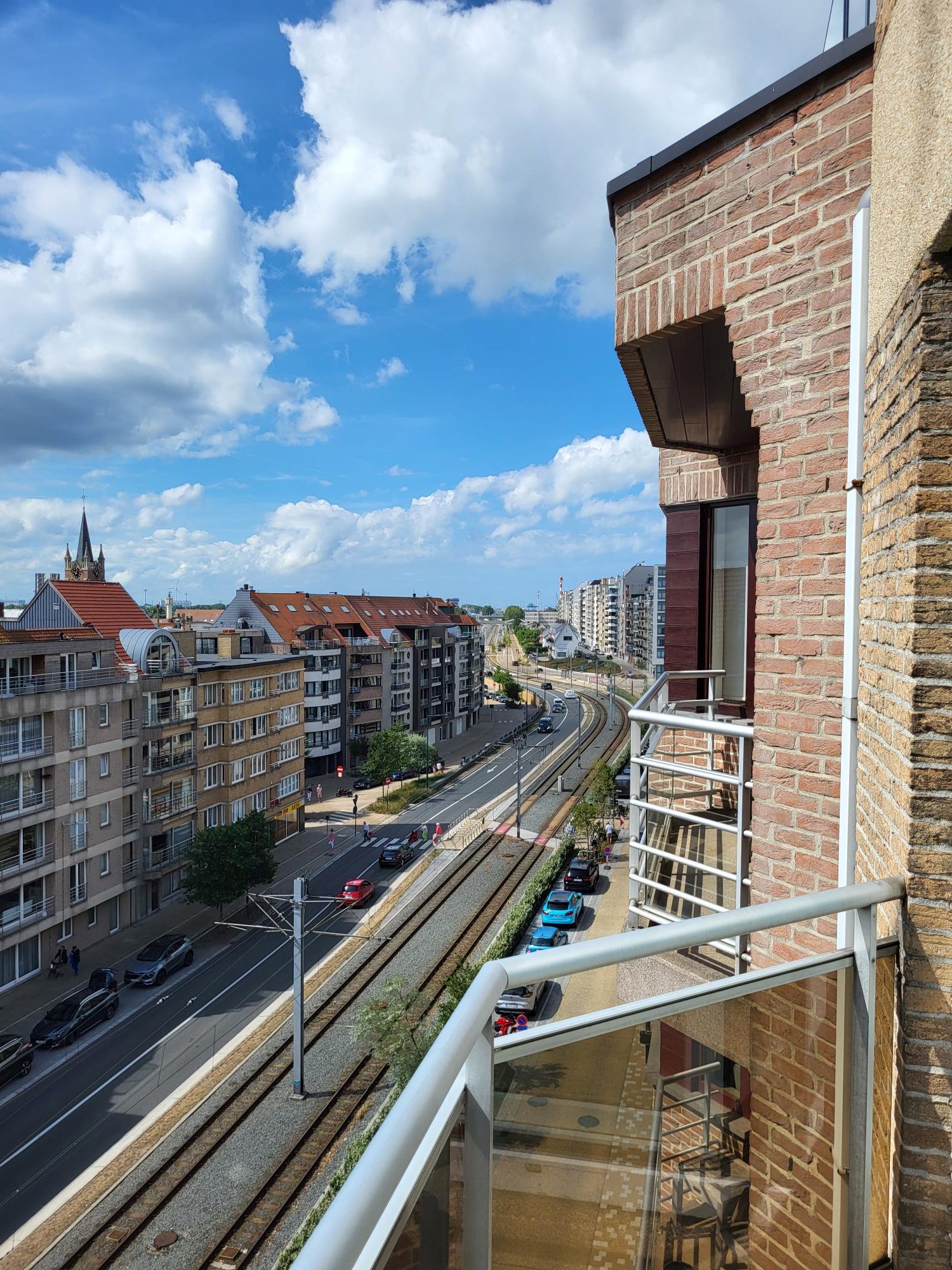 Zonnig Appartement met 2 Slaapkamers vlak bij de Zeedijk te Heist. 