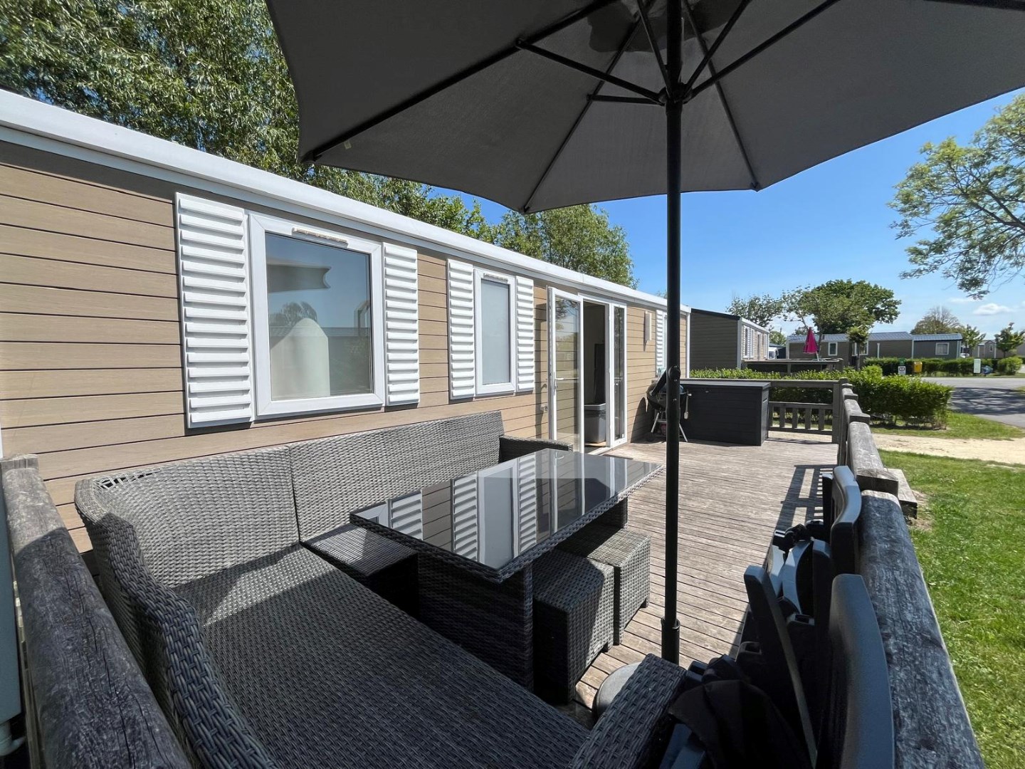 Zeer goed, vrijwel nieuw vakantie-chalet (Nr. Z32) aan de rand het Vakantiepark In de Bongerd te Oostkapelle, op loopafstand van het gezellige centrum van het dorp en natuurgebied de Manteling met aan 