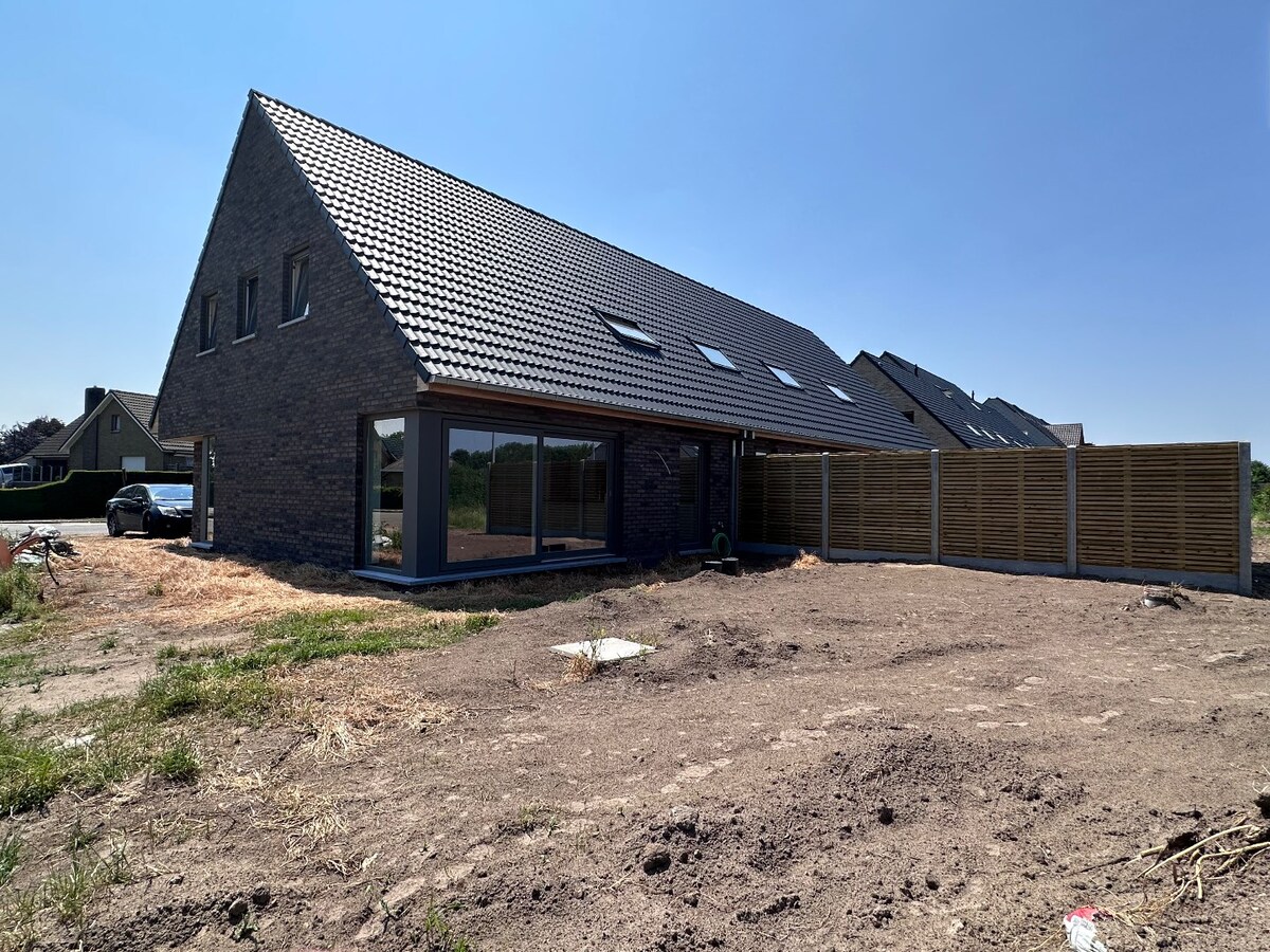 Nieuwbouwwoning met 4 slaapkamers en garage te Eernegem 