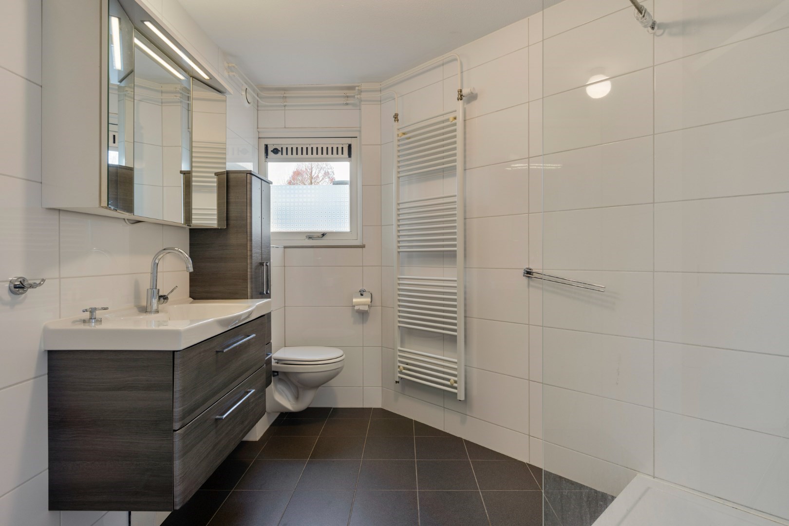 Royale hoek-eengezinswoning met 155 m&#178; wooncomfort en 5 kamers, riante tuin en dakterras. 