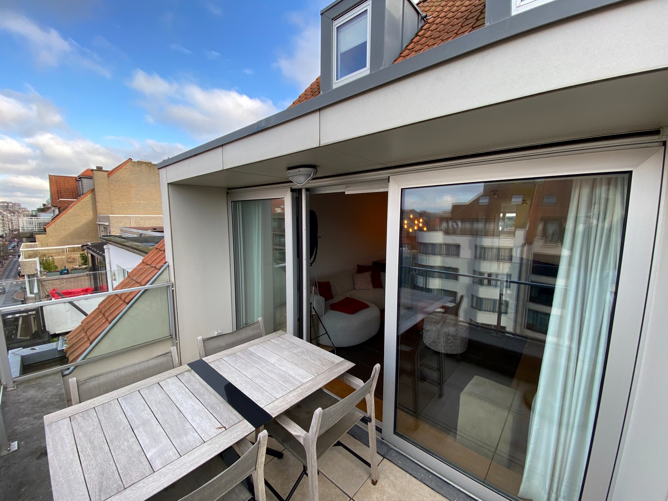 Meubl&#233; - Appartement en duplex avec 3 chambres &#224; coucher compl&#232;tes et deux grandes terrasses orient&#233;es vers le soleil avec des vues d&#233;gag&#233;es, situ&#233; du c&#244;t&#233; ensoleill&#233; de l&#39;avenue Lippens. 