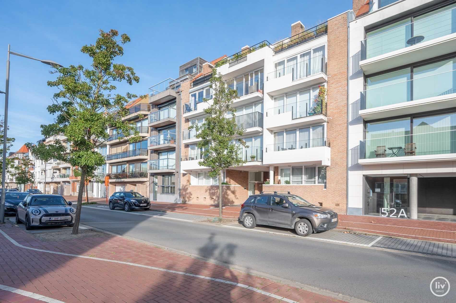 Emplacement au rez-de-chauss&#233;e sur l&#39;avenue Koningslaan, &#224; distance de marche du centre, situ&#233; &#224; proximit&#233; de l&#39;avenue Lippens et de la digue d&#39;Albertstrand. 