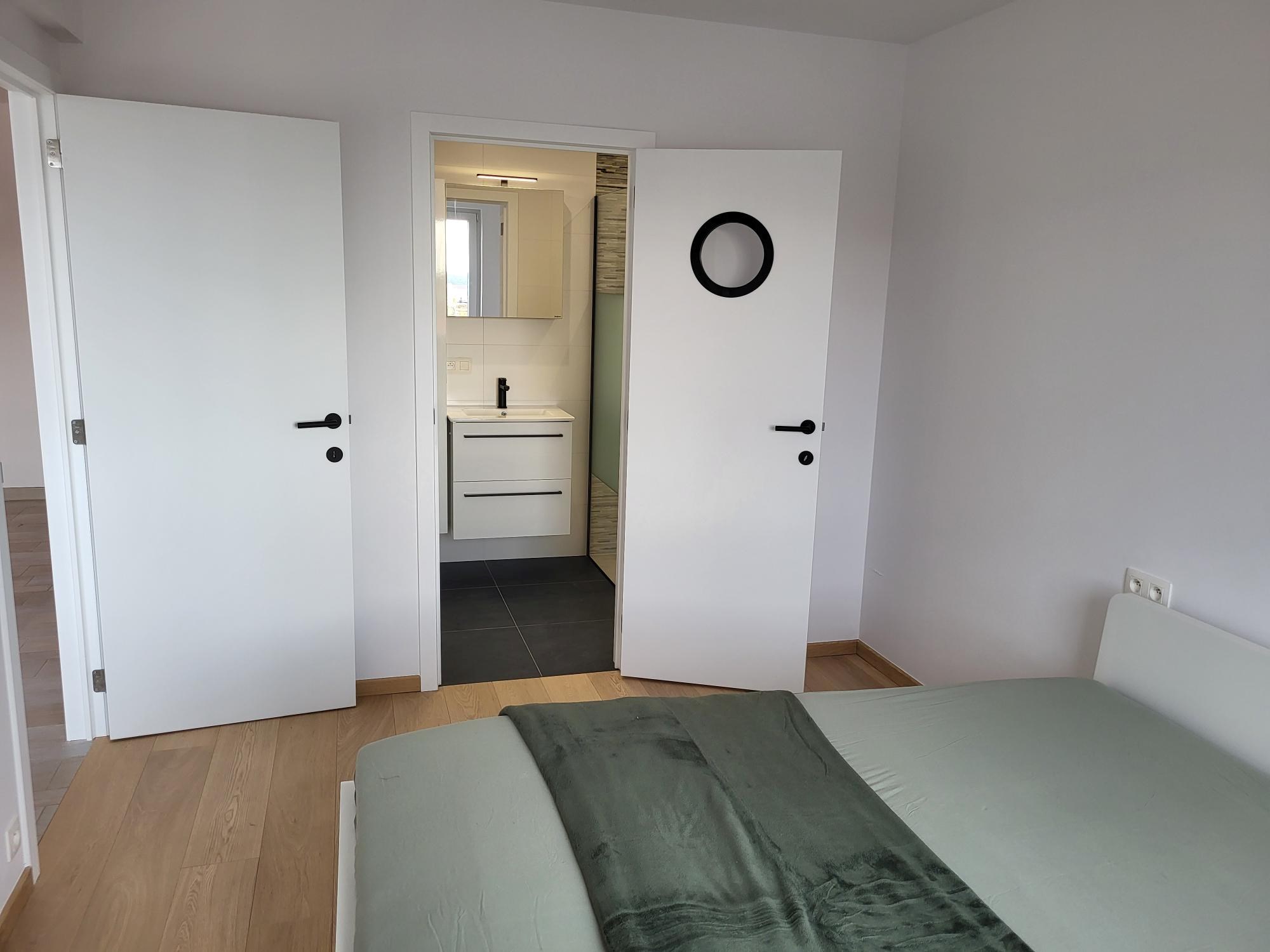 Zonnig Appartement met 2 Slaapkamers vlak bij de Zeedijk te Heist. 
