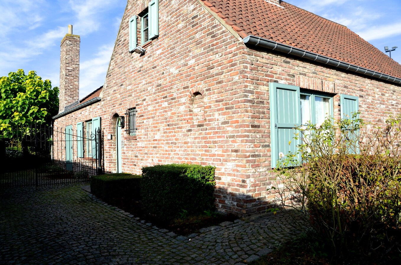 Ruime woning met 2 slaapkamers en 2 grote garages 