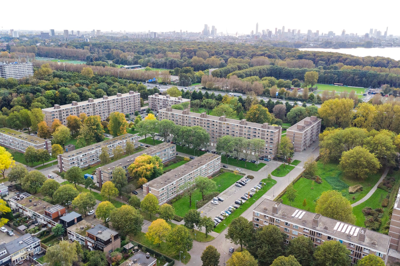 Kopers opgelet! Eenvoudige doch keurige 4 kamer tussenwoning met 3 slaapkamers, balkon, ruime tuin en separaat gelegen berging! 