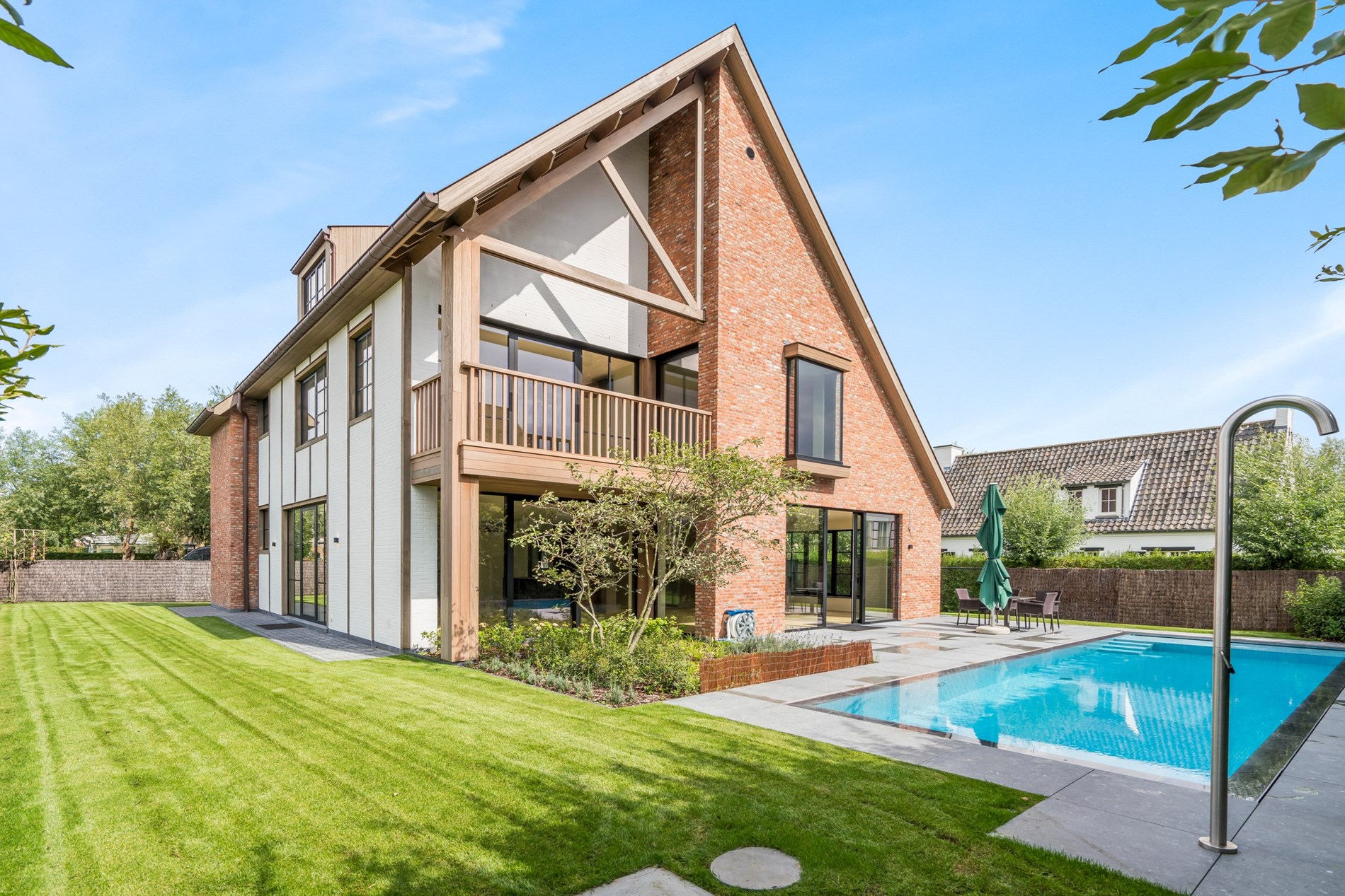 Villa exceptionnellement finie avec piscine situ&#233;e dans un quartier r&#233;sidentiel de villas &#224; la p&#233;riph&#233;rie du Zoute. 