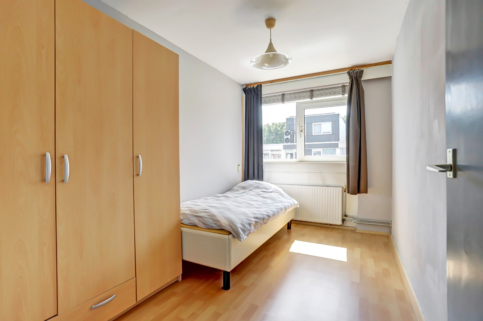 Leuke starters hoekwoning op 206 m&#178; eigen grond met 4- (voorheen 5) kamers, kunststof kozijnen en zonnige brede tuin! 