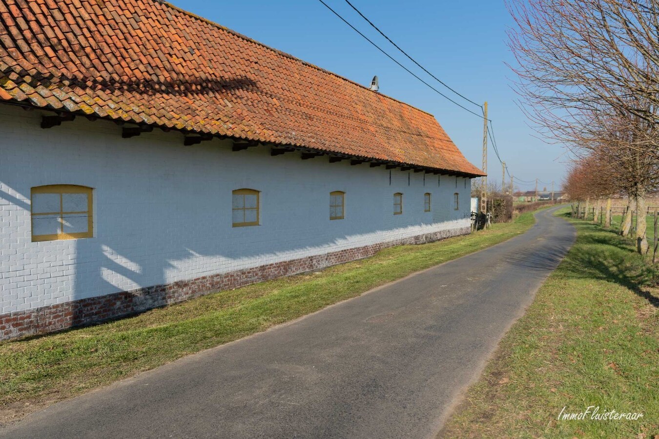 Idyllische en multifunctionele eigendom met stalling, bijgebouwen en renbaan op ca. 7ha 