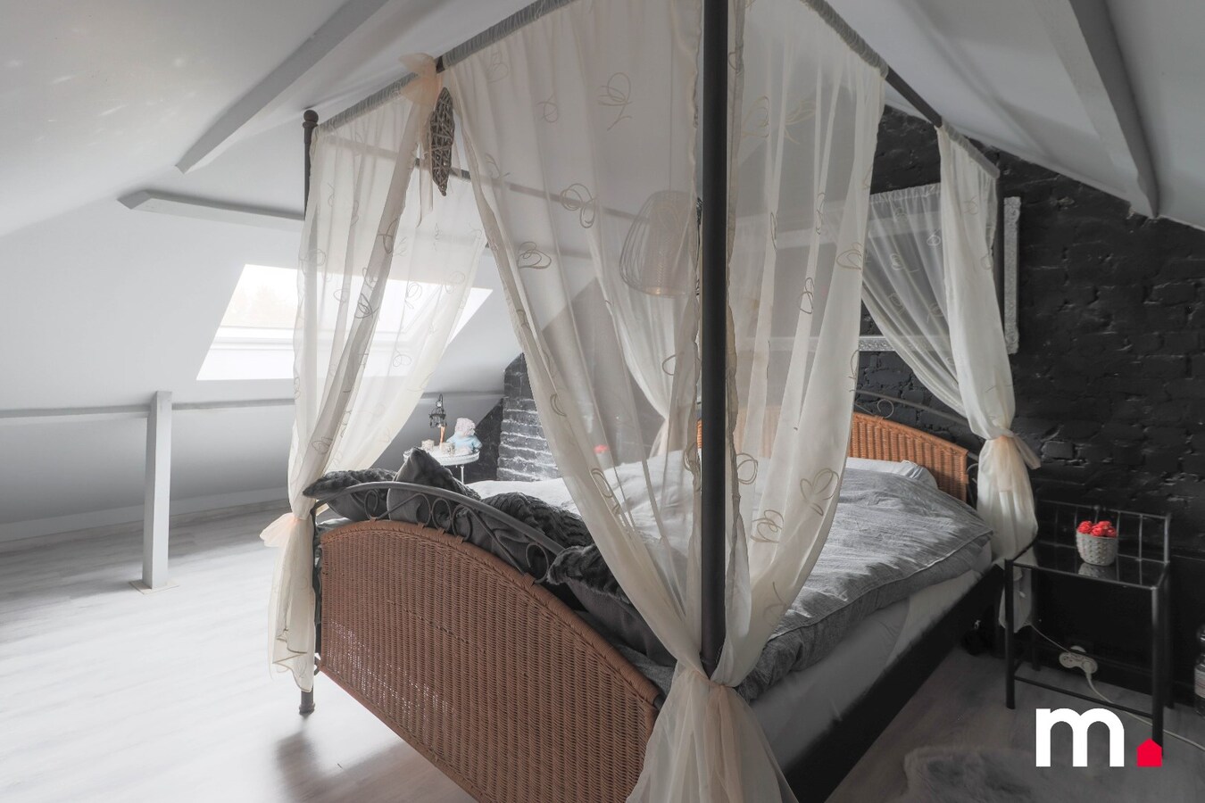 Halfopen bebouwing met grote tuin, garage  en 3 slaapkamers ! 