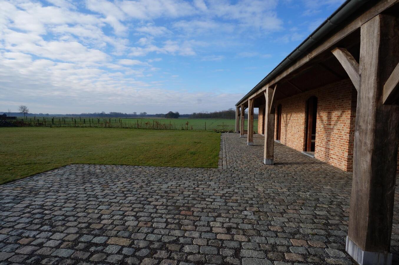 Prachtige nieuwbouw hoeve met stalgebouw, schuur en weiland op ca. 1ha te Merksplas 