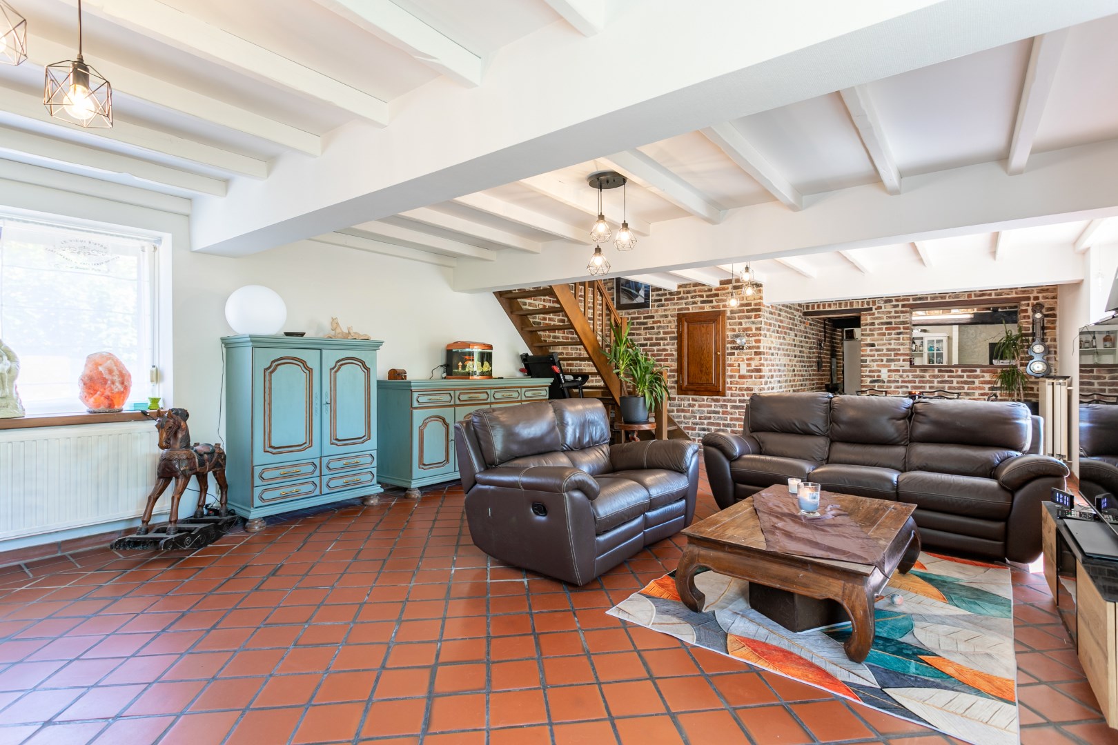 Ruime kangoeroewoning met 6 slpks, 2bdks, 2 garages en tuin te Oetingen 