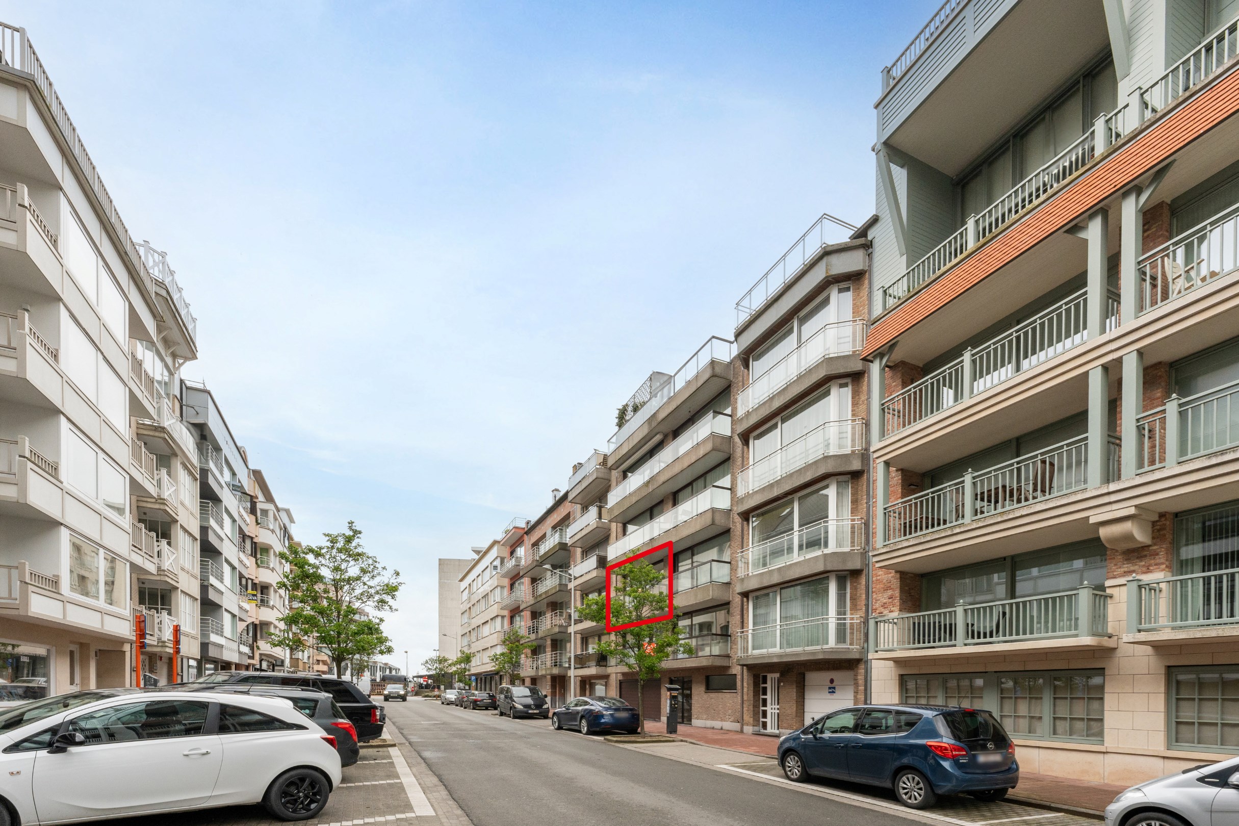 Bel appartement r&#233;nov&#233; situ&#233; du c&#244;t&#233; ensoleill&#233; de la Van Bunnenlaan &#224; Knokke, &#224; proximit&#233; de la digue. 